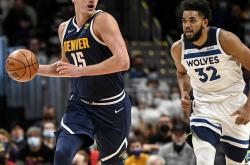 包含米切尔惊艳全场，莫兰特助攻爆棚，爆发新星逆转取胜！的词条